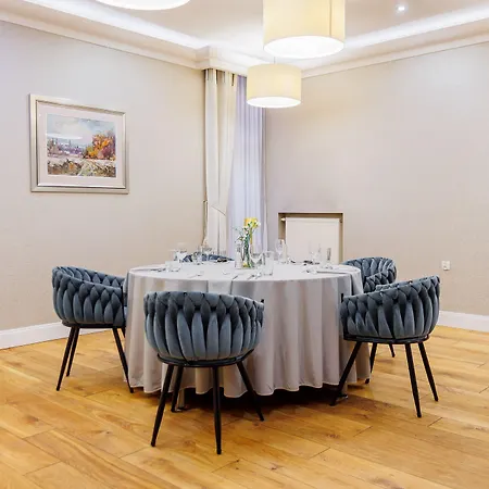 מלון Tarnovia 4*